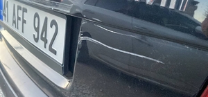 Sokak üzerinde park halindeki çok sayıda aracı çizdiler