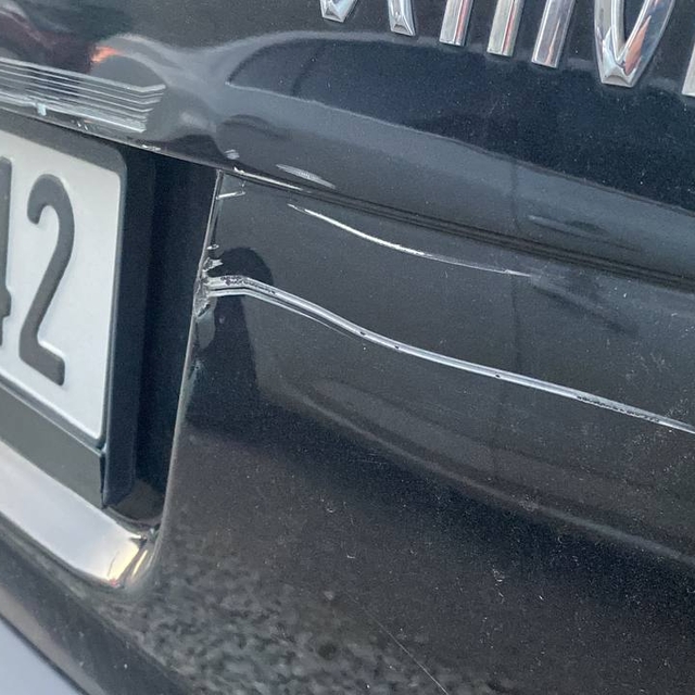 Sokak üzerinde park halindeki çok sayıda aracı çizdiler