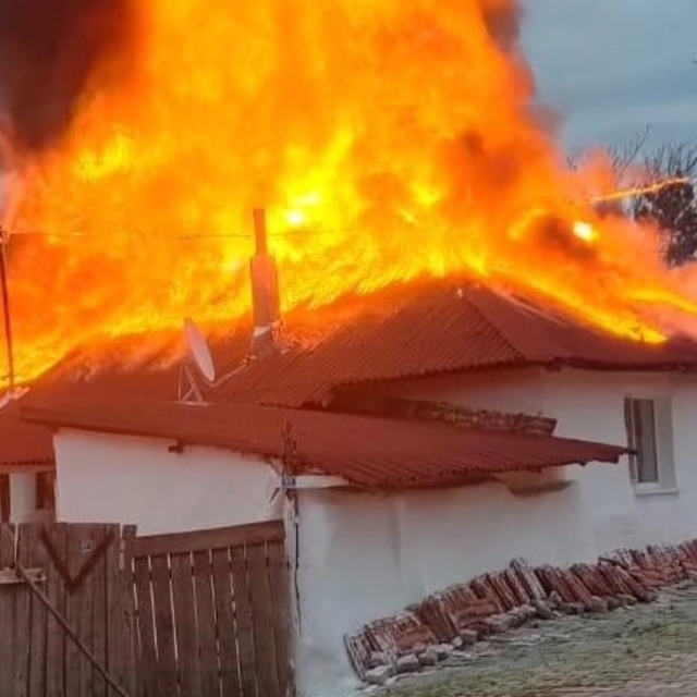 Amasya'da tek katlı ev, yangında kullanılamaz hale geldi