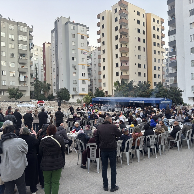 Adana'da, depremlerde hayatını kaybedenler anıldı