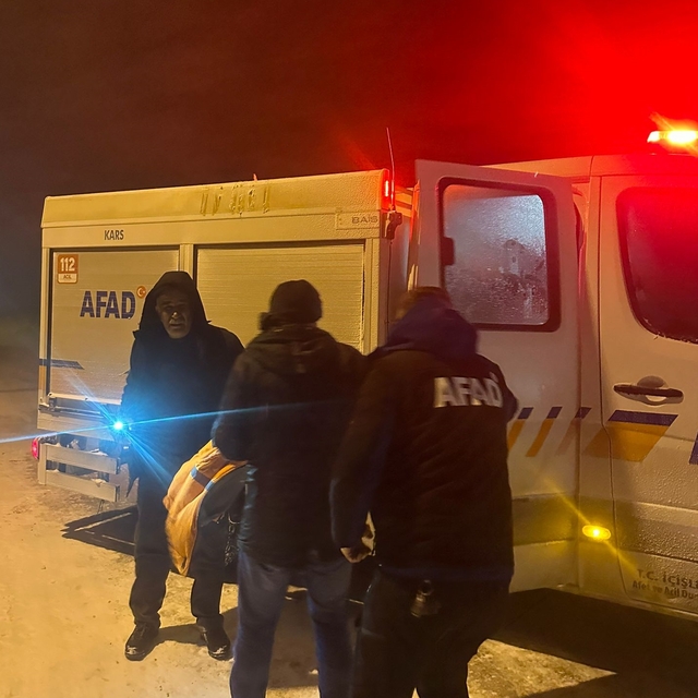 Kars'ta kar ve tipi nedeniyle yolda mahsur kalan 3 kişi kurtarıldı