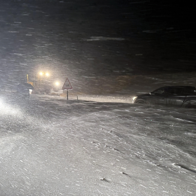 Ardahan-Göle kara yolunda kar nedeniyle mahsur kalan 27 araç kurtarıldı
