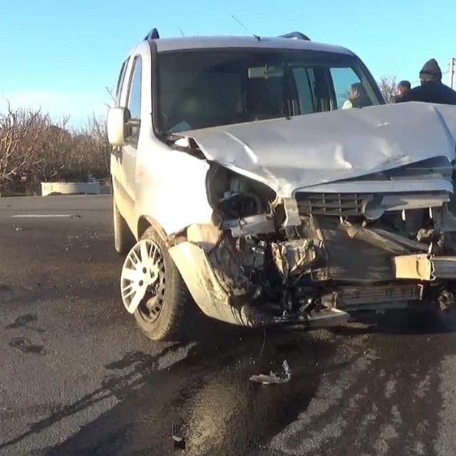 Çanakkale´de iki hafif ticari araç kavşakta çarpıştı: 2 yaralı