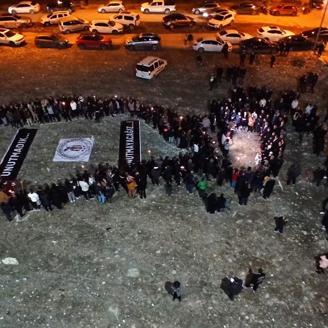 Hatay'da yıkılan Eda Apartmanı önünde anma etkinliği düzenlendi