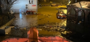 Artvin'de derenin taşması sonucu camide mahsur kalanlar kurtarıldı