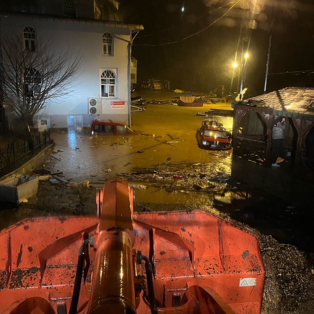 Artvin'de derenin taşması sonucu camide mahsur kalanlar kurtarıldı