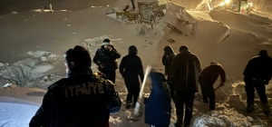 Artvin'de iş makinesinin üzerine çığ düşmesi sonucu operatör yaralandı