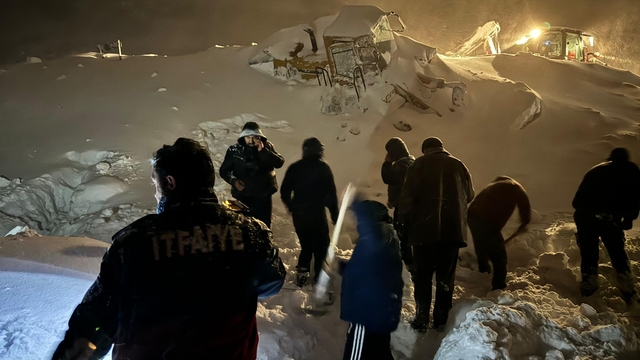Artvin'de iş makinesinin üzerine çığ düşmesi sonucu operatör yaralandı