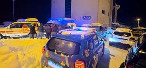 Artvin'de kamyonet ve iş makinesi üzerine çığ düştü; operatör öldü