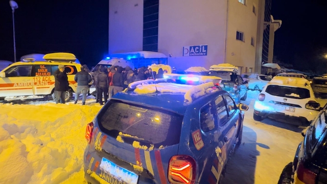 Artvin'de kamyonet ve iş makinesi üzerine çığ düştü; operatör öldü