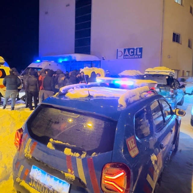 Artvin'de kamyonet ve iş makinesi üzerine çığ düştü; operatör öldü