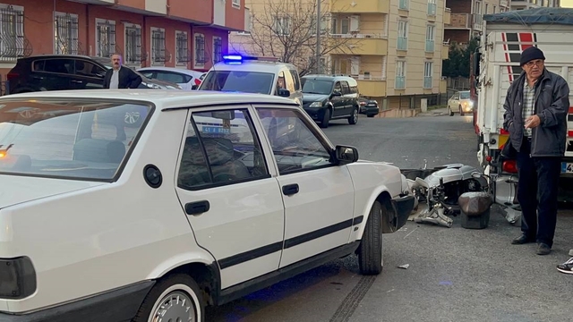 Kocaeli'de 2 kişinin yaralandığı trafik kazası güvenlik kamerasında