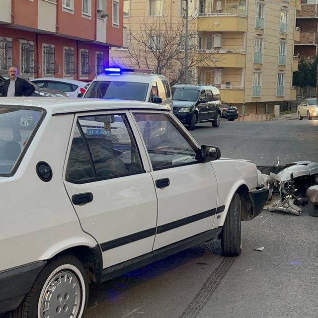 Kocaeli'de 2 kişinin yaralandığı trafik kazası güvenlik kamerasında