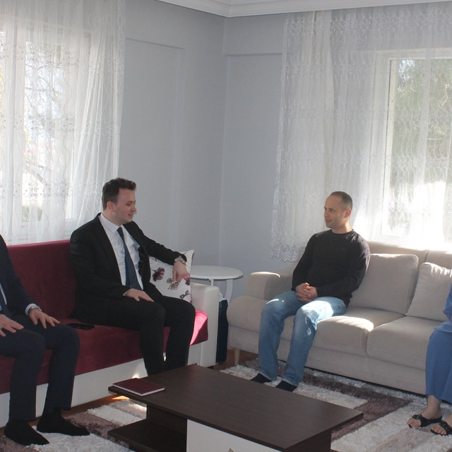 Gerze Kaymakamı Arabacı'dan depremzedelere ziyaret