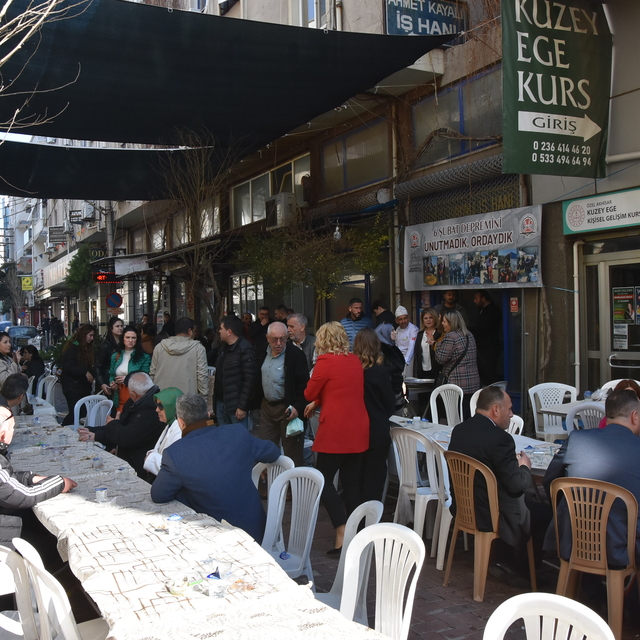 Akhisar'da lokantacılar depremin yıl dönümünde helva dağıttı