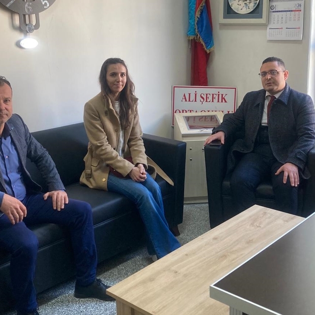 Akhisar İlçe Milli Eğitim Müdürü Süleyman Erdem, depremzede öğretmenleri zi...