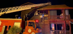 Serik'te ahşap evin bacasında çıkan yangın hasara neden oldu