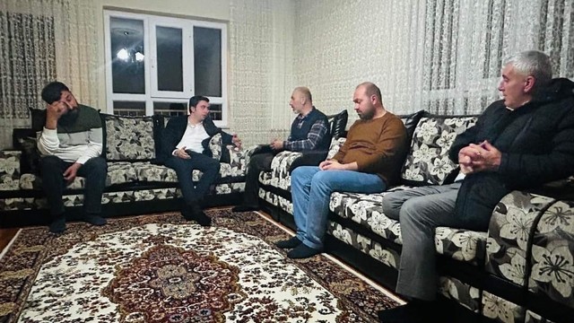 Karakeçili Kaymakamı Uludağ, depremlerde yaşamını yitirenlerin ailelerini ziyaret etti