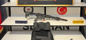 Adana'da 7 silah ve çelik yelek ele geçirilen evdeki 3 kişiden 1'i tutuklandı