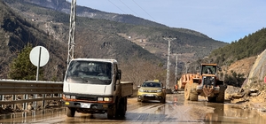 Artvin'de heyelan nedeniyle kapanan kara yolları kontrollü ulaşıma açıldı
