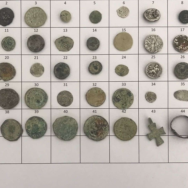 Mersin'de 42 sikke ve 4 obje ele geçirildi