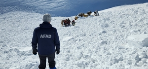 Erzurum'da karla mücadele çalışmasında çığ altında kalan kepçe operatörü kurtarıldı
