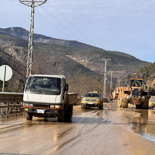 Artvin'de heyelan nedeniyle kapanan kara yolları kontrollü ulaşıma açıldı