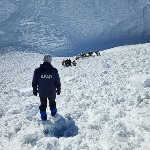 Erzurum'da karla mücadele çalışmasında çığ altında kalan kepçe operatörü ku...