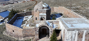 Yüzlerce yıllık ata mirasının bakımını gönüllü yapıyor