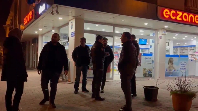 Yeşil reçeteli ilaç almak için eczacıyı tehdit edip, polislere saldırdı