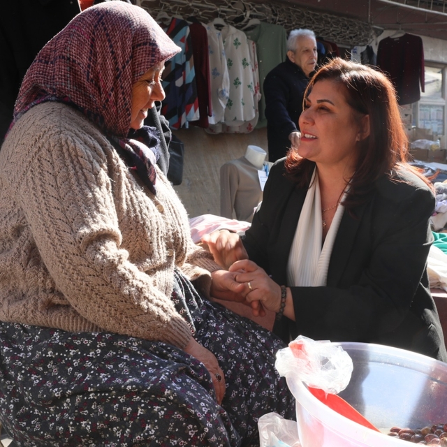 Aydın Büyükşehir Belediyesi Başkan adayı Çerçioğlu pazar yerini gezdi
