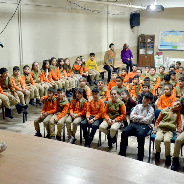 Sarıkamış'ta ilkokul öğrencilerine "astronomi ve uzay bilimleri" semineri d...