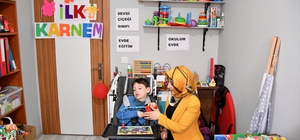 Beyin felci ve epilepsi hastası Yiğit Efe evde eğitimle gelişim gösteriyor