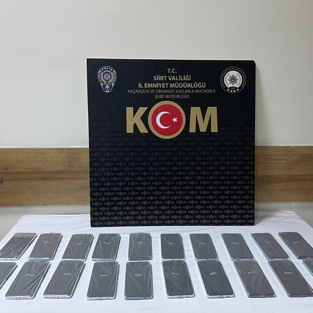 Siirt'te hoparlöre gizlenmiş 20 kaçak cep telefonu bulundu