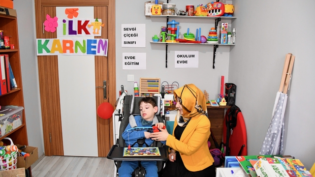 Beyin felci ve epilepsi hastası Yiğit Efe evde eğitimle gelişim gösteriyor