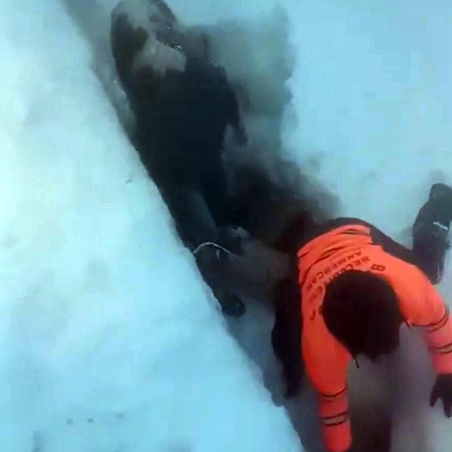 Ardahan'da 4 evin üzerine çığ düştü; 11 kişi kendi imkanlarıyla kurtuldu