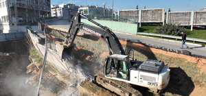 Bursa'da inşaattaki temel kazısı nedeniyle çöken kara yolunda çalışma başla...