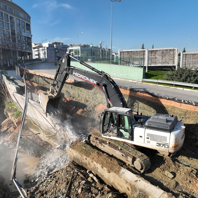 Bursa'da inşaattaki temel kazısı nedeniyle çöken kara yolunda çalışma başla...