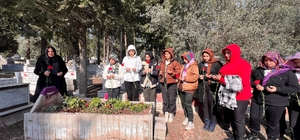 Depremde ölen Ayşe öğretmeni, öğrencileri mezarı başında andı