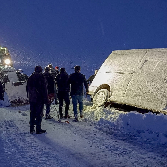 Van'da karla mücadele çalışması sürüyor