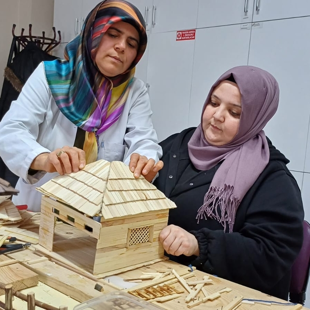 Yağlıdere'de kursiyerler serender maketi yapmayı öğreniyor