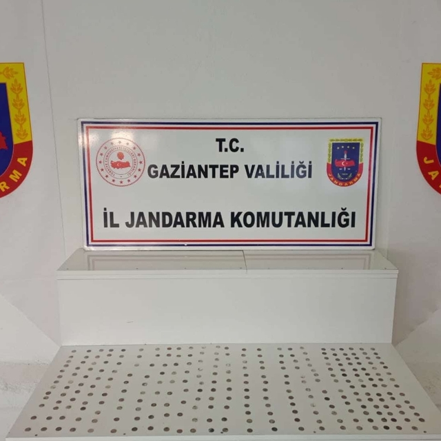 Gaziantep'te tarihi eser niteliğinde 425 sikke, tabanca ve kitap ele geçiri...