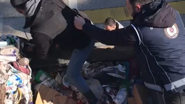 TIR'da çöp yığınlarının arasında 3 kaçak göçmen yakalandı