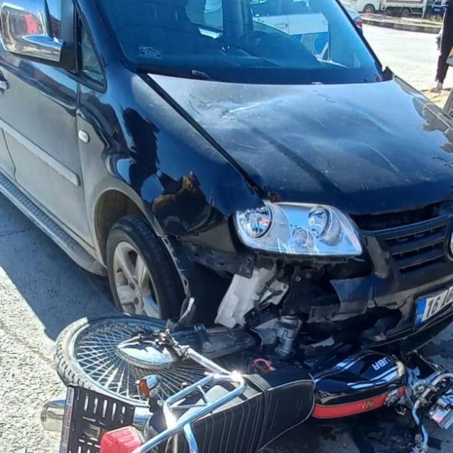 Konya'da hafif ticari araçla çarpışan motosikletteki 2 kişi yaralandı