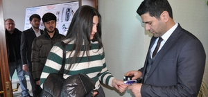 Azerbaycan'daki cumhurbaşkanı seçimi için Türkiye'deki seçmen Kars'ta sandık başına gitti