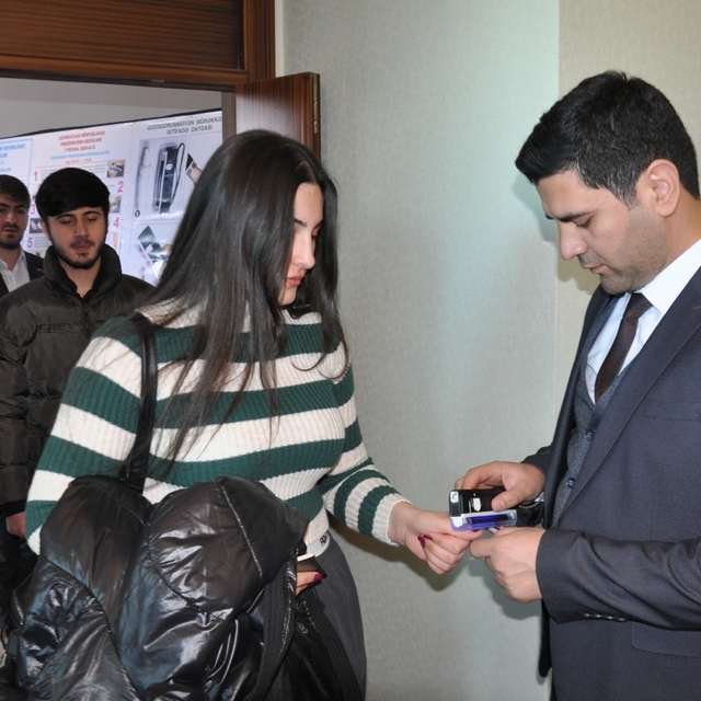 Azerbaycan'daki cumhurbaşkanı seçimi için Türkiye'deki seçmen Kars'ta sandı...
