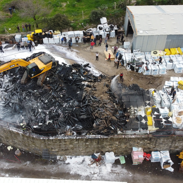 Bodrum'da açık alandaki inşaat izolasyon malzemeleri yandı