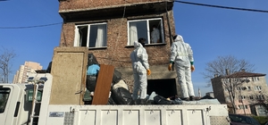 Bursa'da ekipler kötü koku şikayetiyle gittikleri evden 1 kamyon çöp çıkardı