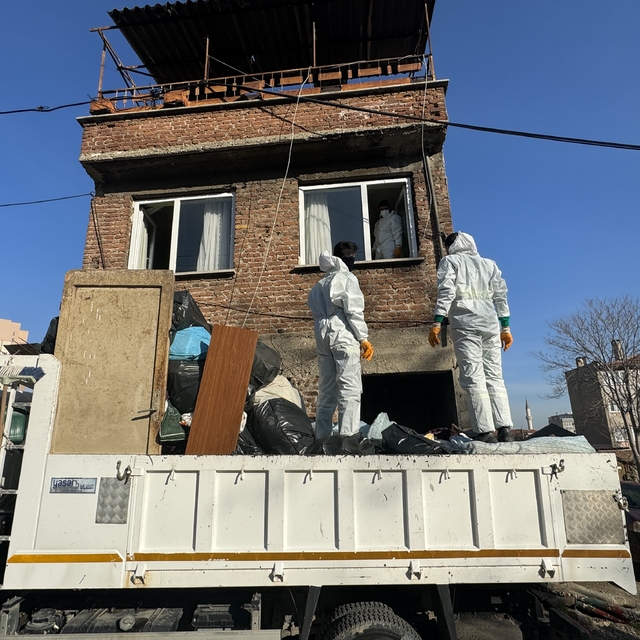 Bursa'da ekipler kötü koku şikayetiyle gittikleri evden 1 kamyon çöp çıkard...