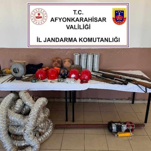 Afyonkarahisar'da kaçak kazı yapan 2 şüpheli yakalandı
